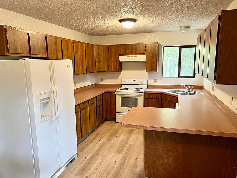 Freshly Renovated - Southside 3 Bedroom — Photo 3