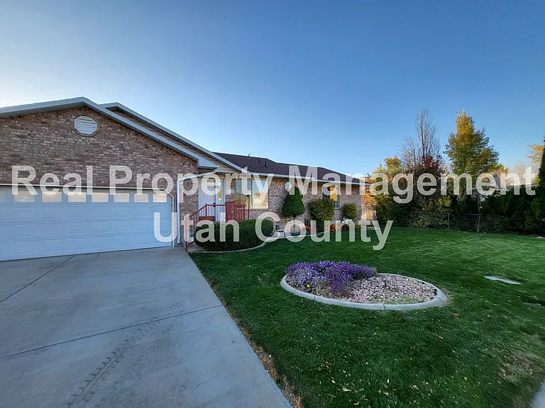 572 S 1750 E — Photo 2