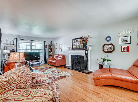 2nd image of 833 Elm St
