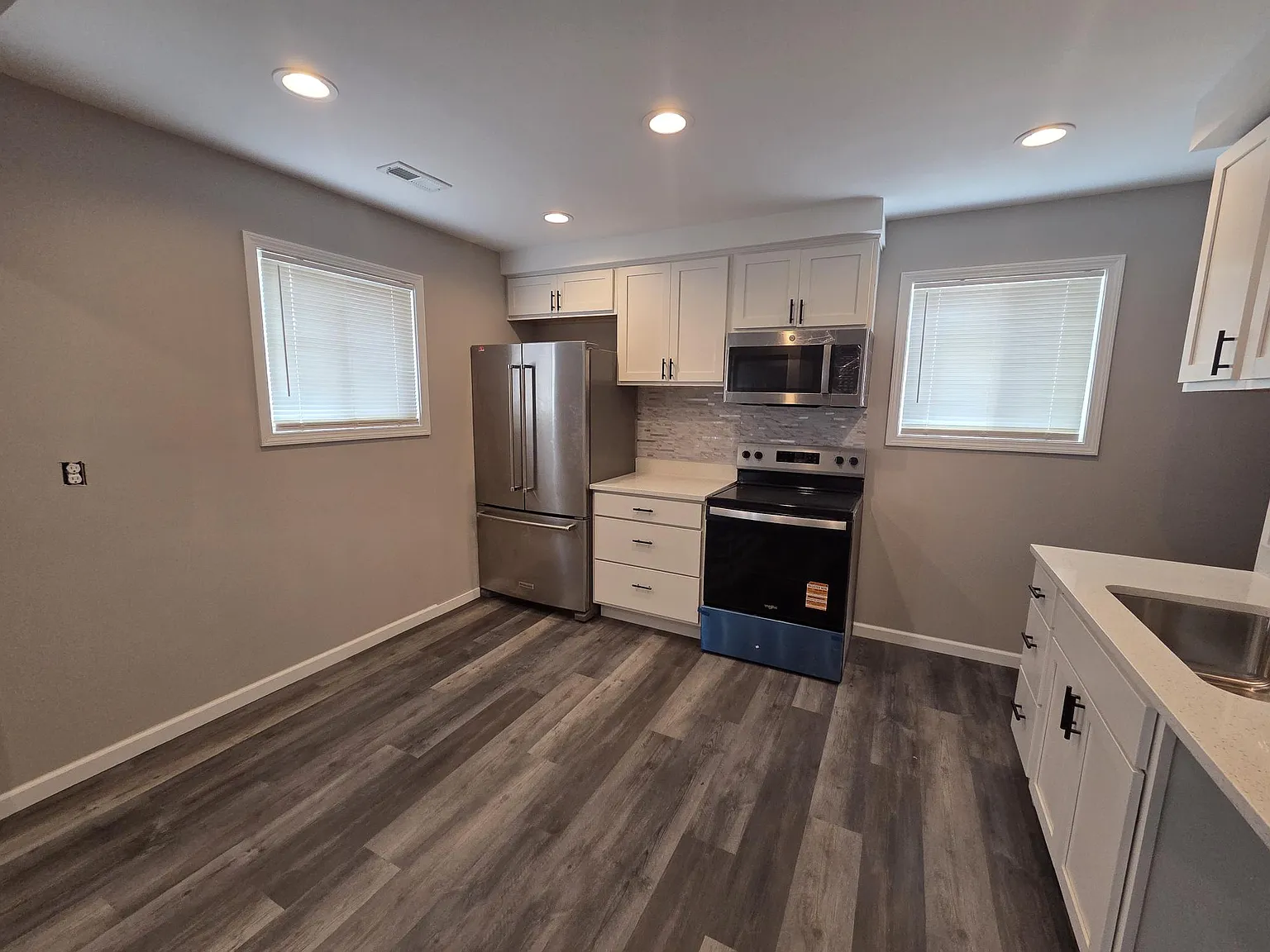 3 bed, 1000 sqft, $1,748 — Photo 2