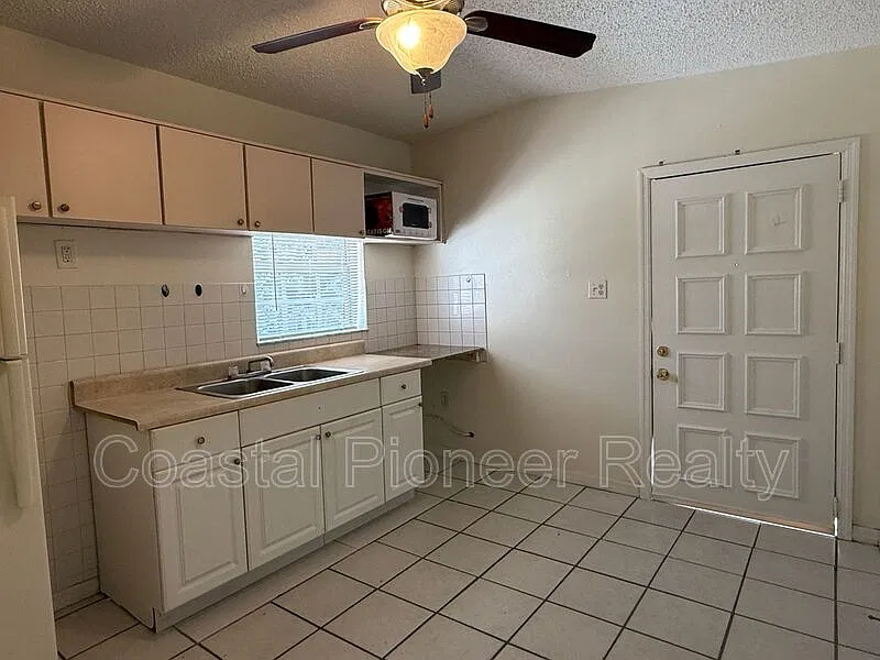 2106 N Himes Ave — Photo 2