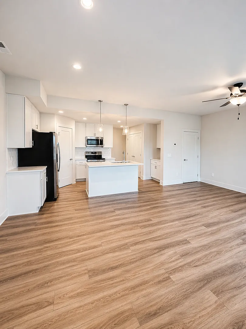 Hughes Century Crossing Townhomes — Photo 4