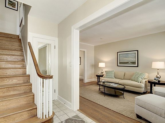 FOYER/STAIRWAY