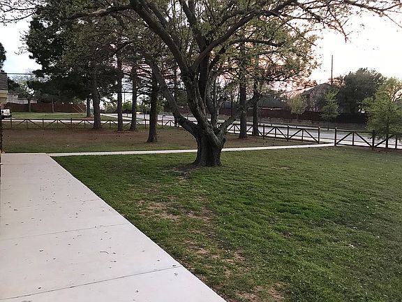 4th image of 902 Simmons Dr