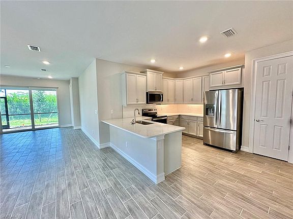 3rd image of 1008 Tranquil Brook DR