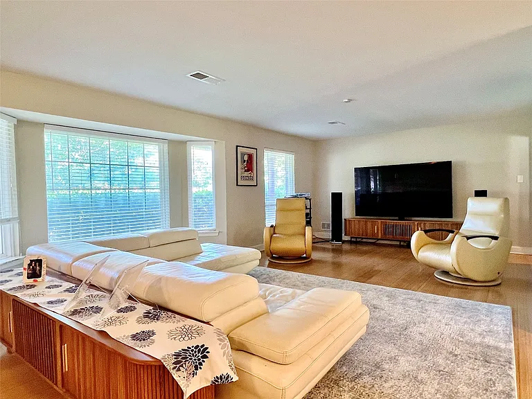 3421 Dartmoor Dr — Photo 3