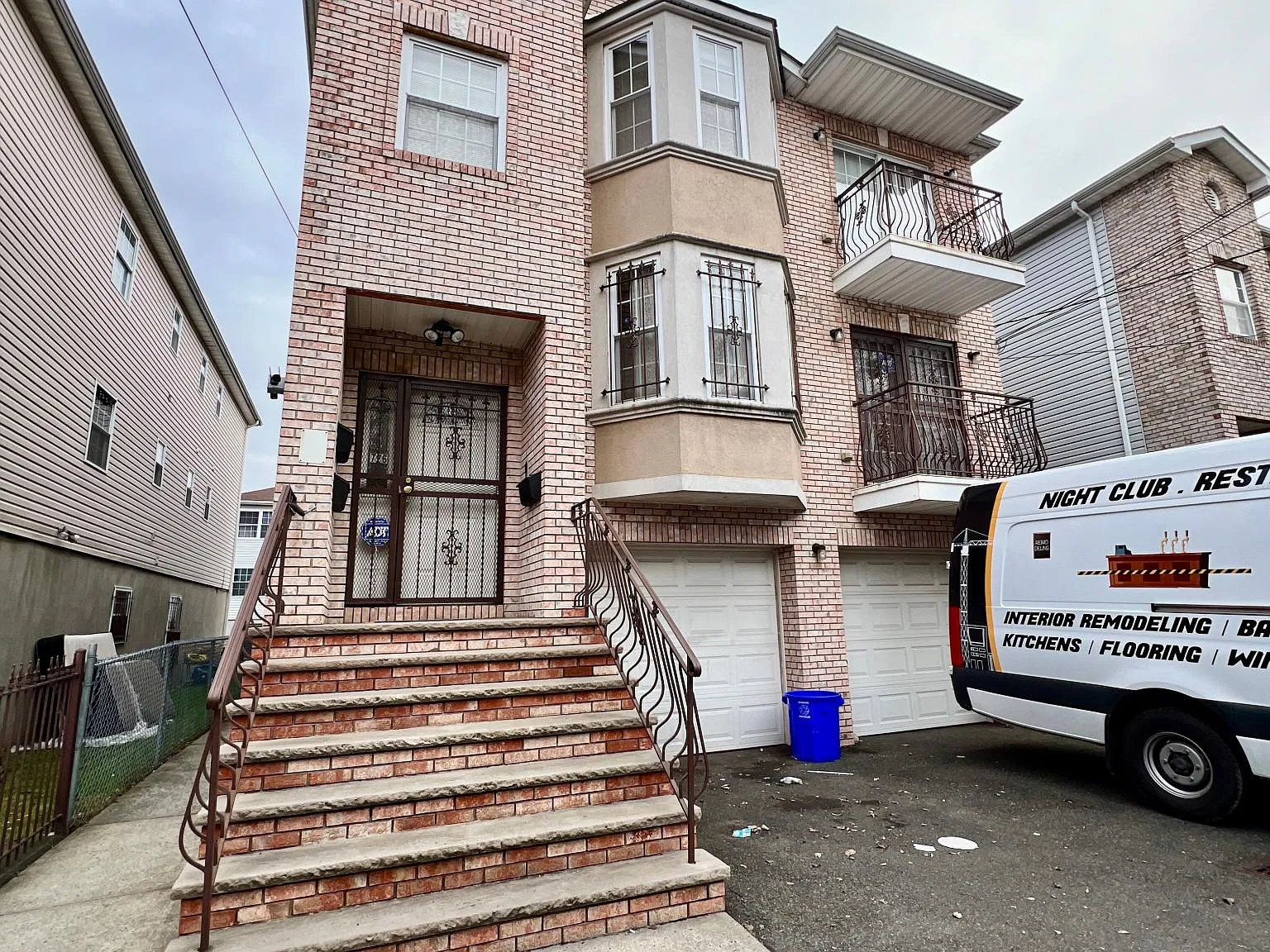 3 bed, 950 sqft, $2,300 — Photo 1