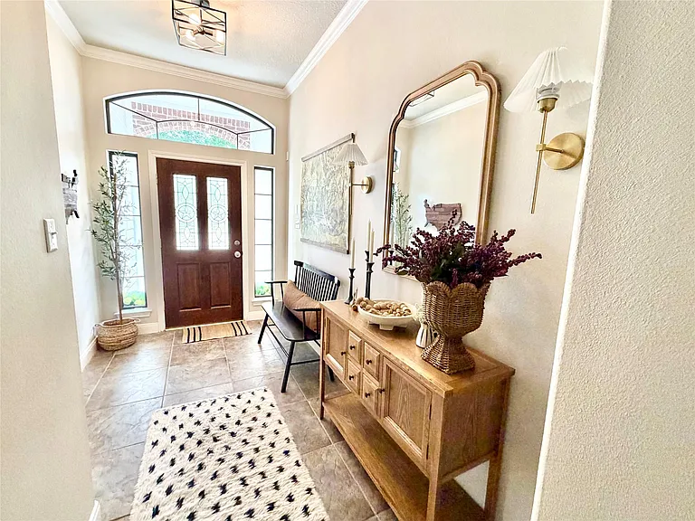 301 Friends Knoll Ln — Photo 2