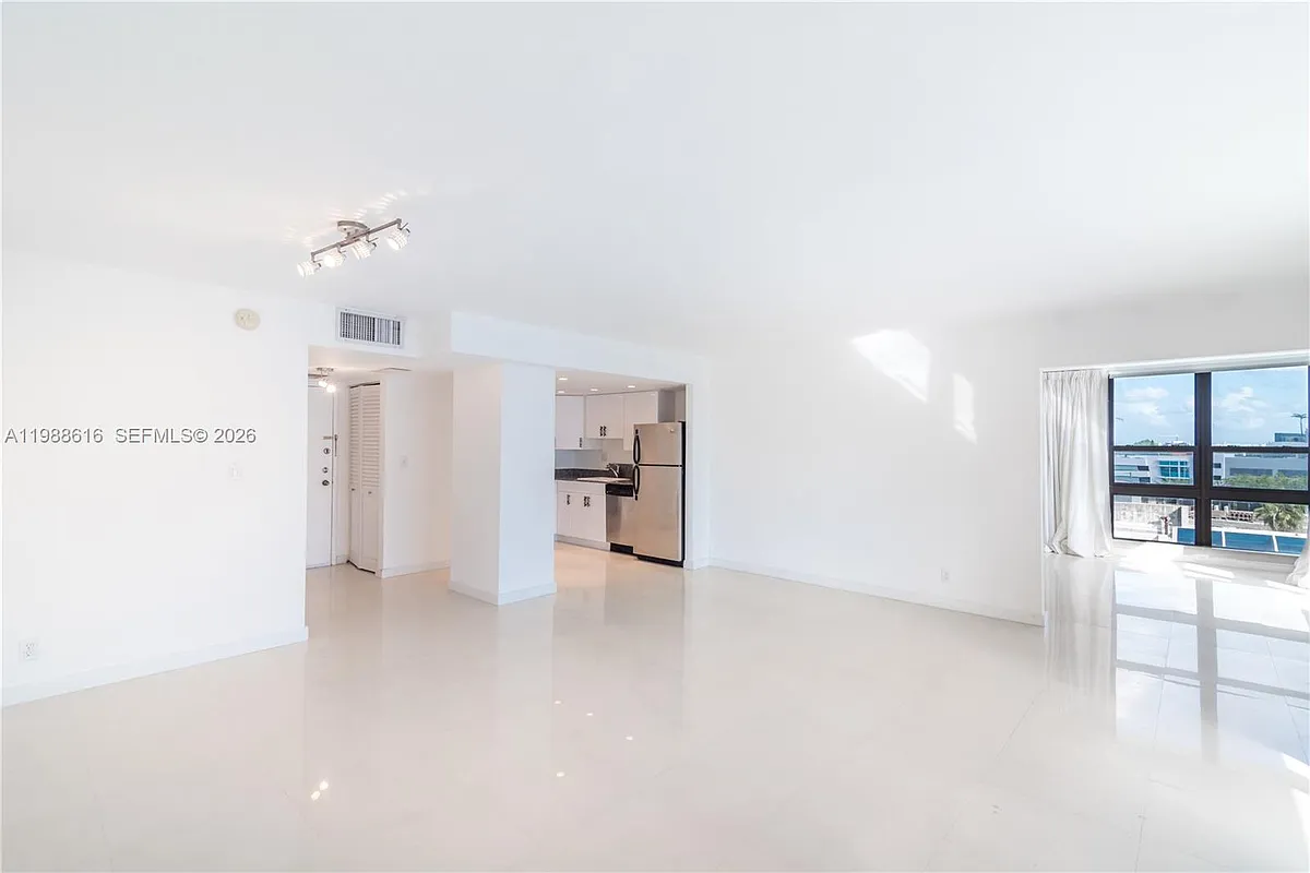 Building Photo - 1800 Collins Ave #8C