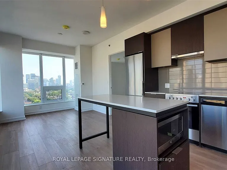 203 College St #1108 — Photo 1