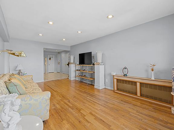 3rd image of 6750 Thornton Pl APT 6G