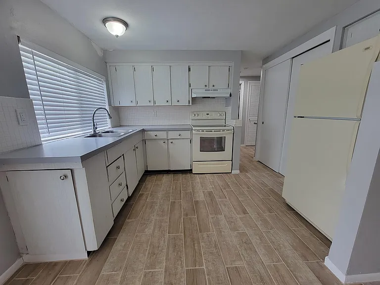 3723 Kingsbury Dr — Photo 4