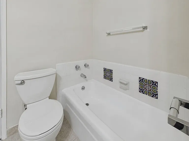 115 Doheny Apartments — Photo 56