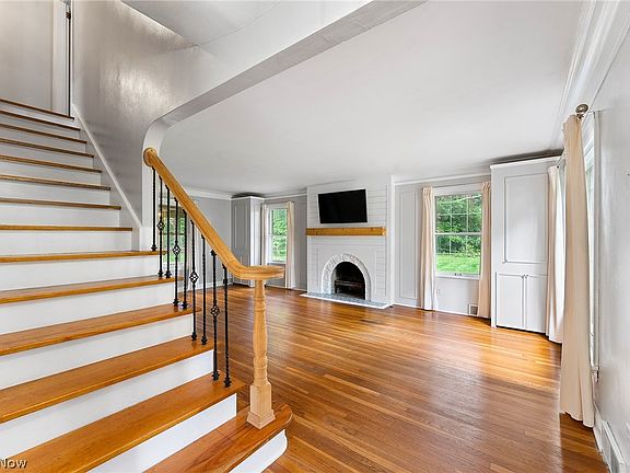 3rd image of 124 Danbury Dr