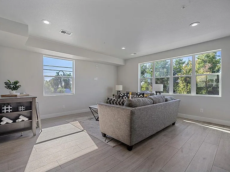1326 Benton St — Photo 4