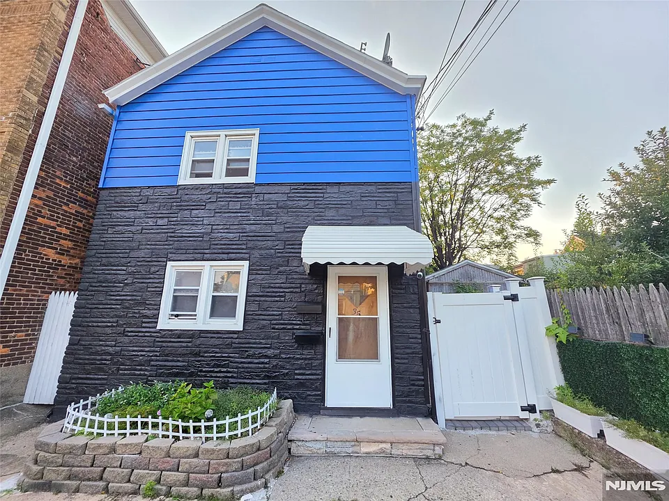 35 Gaston Ave #2