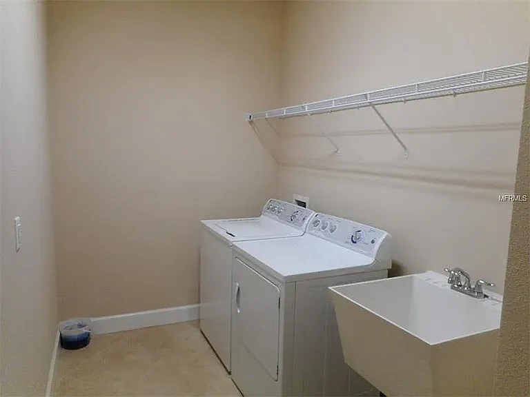 323 Capulet Dr — Photo 8