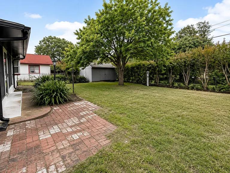 1604 Lorrie Dr — Photo 17