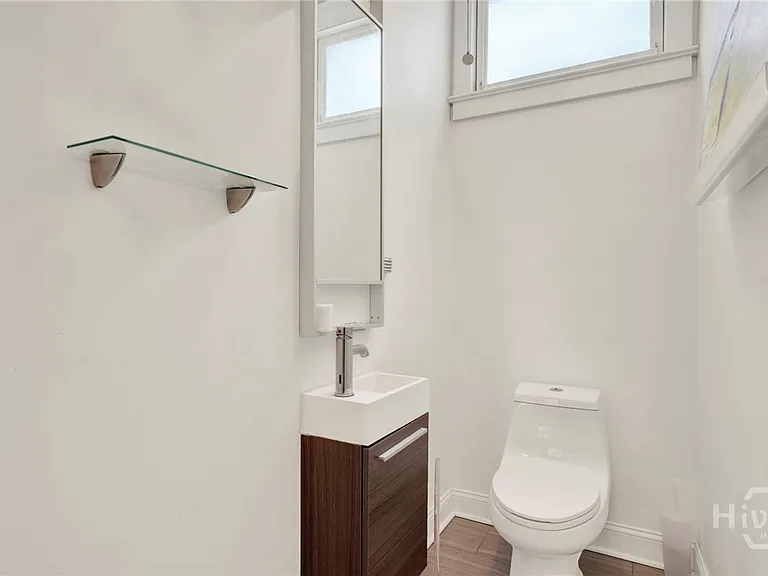114 W Waldburg St — Photo 18