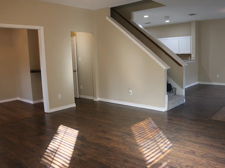 327 Regency Dr — Photo 6