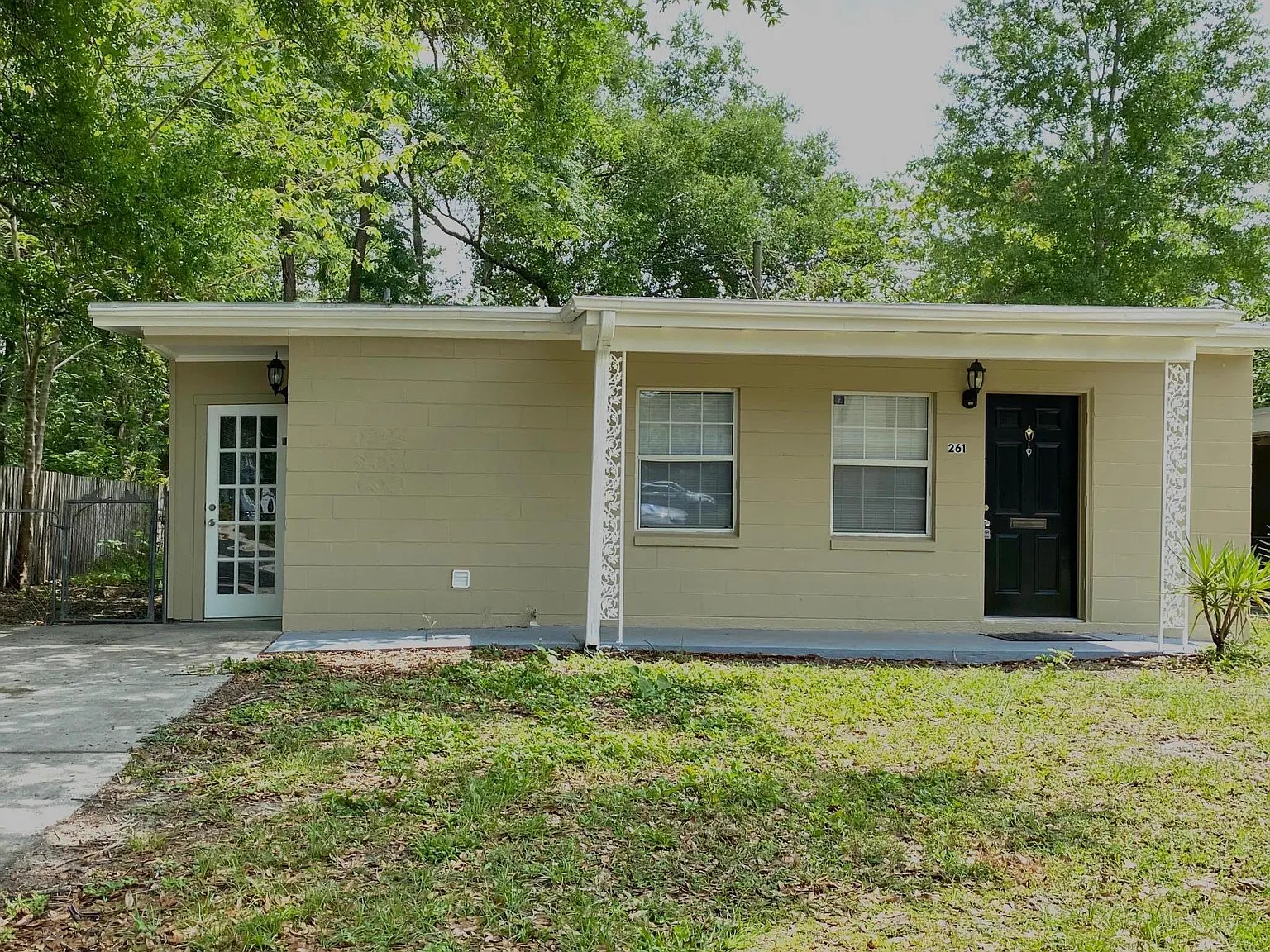 3 bed, 984 sqft, $1,600 — Photo 1