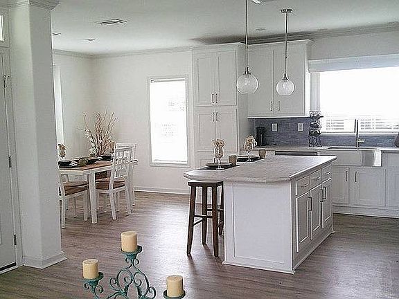3rd image of 211 Raintree Cir