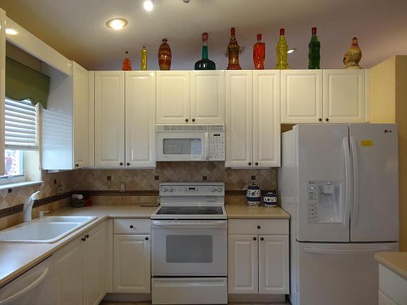 3rd image of 10279 Utopia Cir W