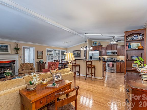 2nd image of 838 Bridgewood Dr