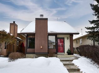 34 S Woodglen Cres SW, Calgary, AB T2W 4Y8