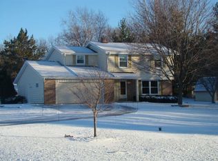 S69W24985 Longview Dr, Waukesha, WI 53189