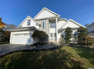 9 Blueberry Ridge Dr, Holtsville, NY 11742