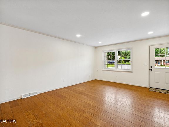 4th image of 448 Linder Ln