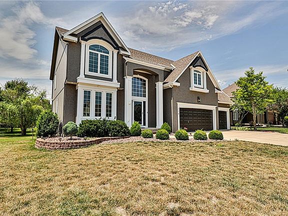 2nd image of 216 NE Hidden Valley Cir