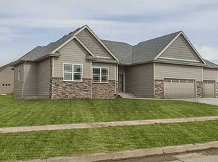 9352 Sugar Creek Dr, West Des Moines, IA 50266