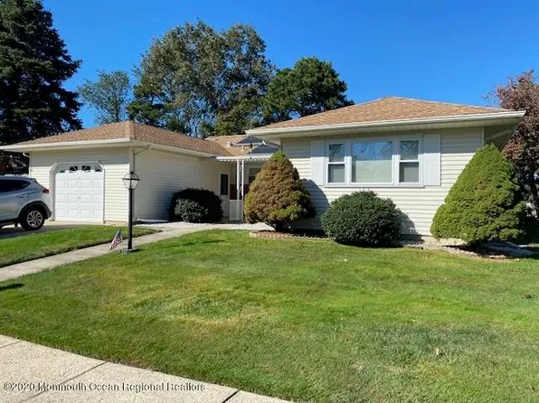 1 Ashcroft Ln, Toms River, NJ 08757