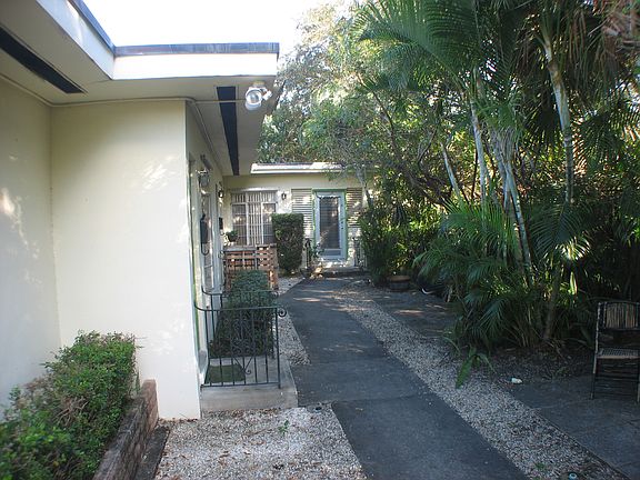 5th image of 214 S Palmway APT 1