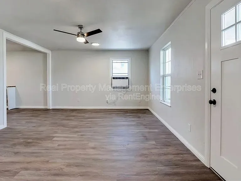 230 SE 50th St — Photo 3