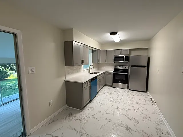 3 bed, 1381 sqft, $2,700 — Photo 4
