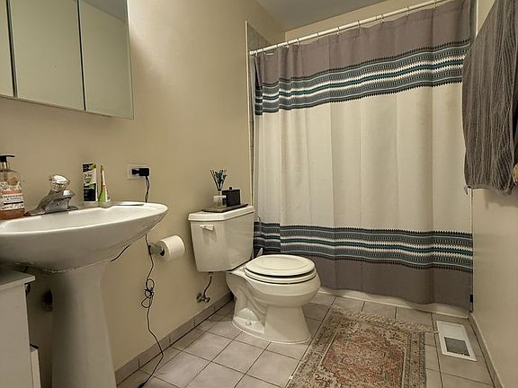 4th image of 1828 N Burling St APT 1W