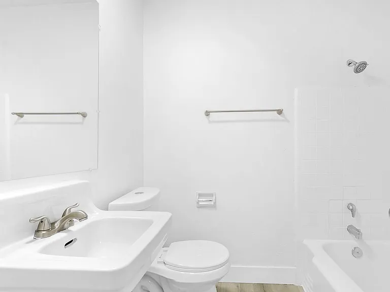 Country Club Apartments — Photo 15