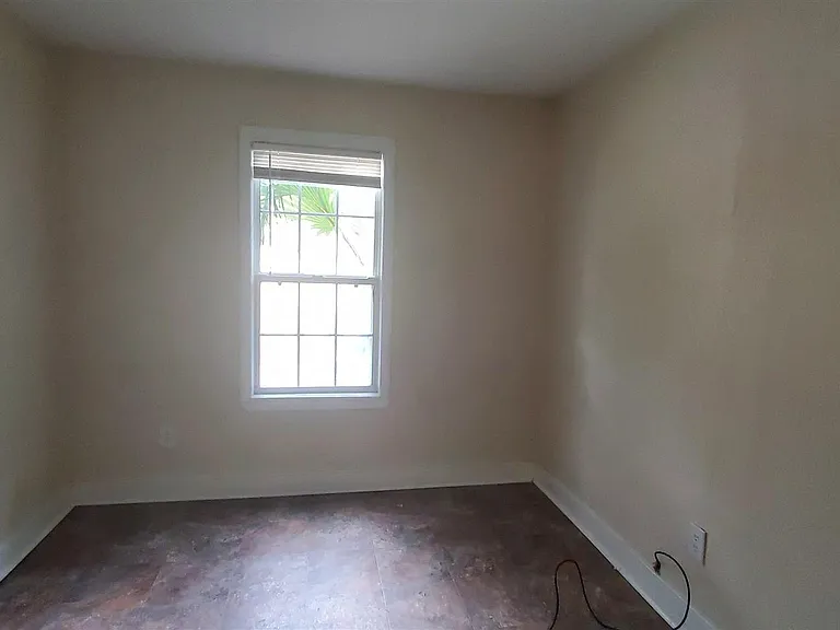 809 N East St — Photo 5