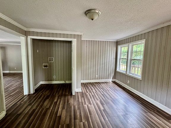 3rd image of 1040 6th St NE