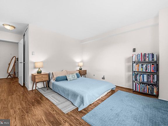 4th image of 730 24th St NW #600