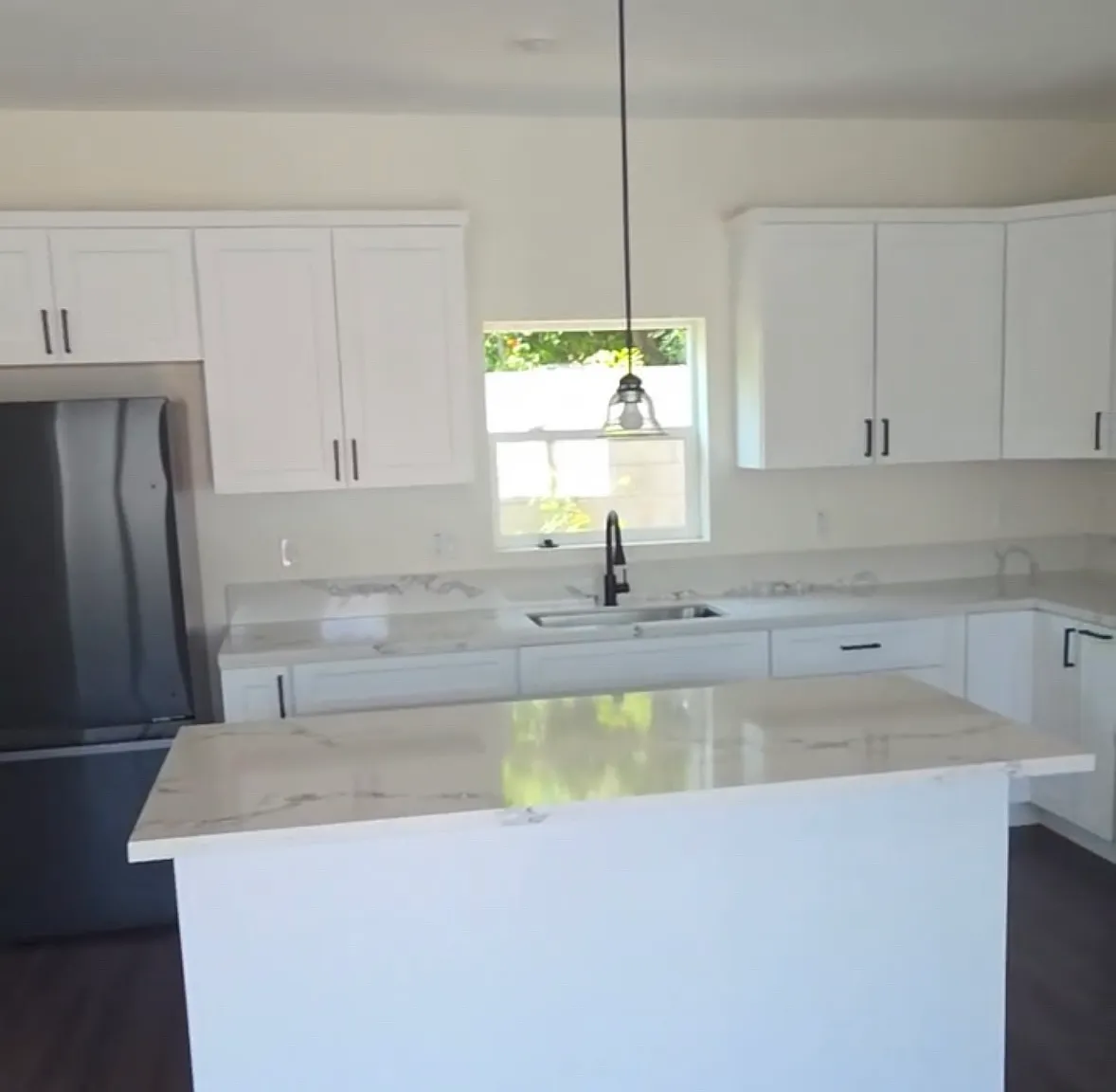 2 bed, 915 sqft, $3,000 — Photo 3