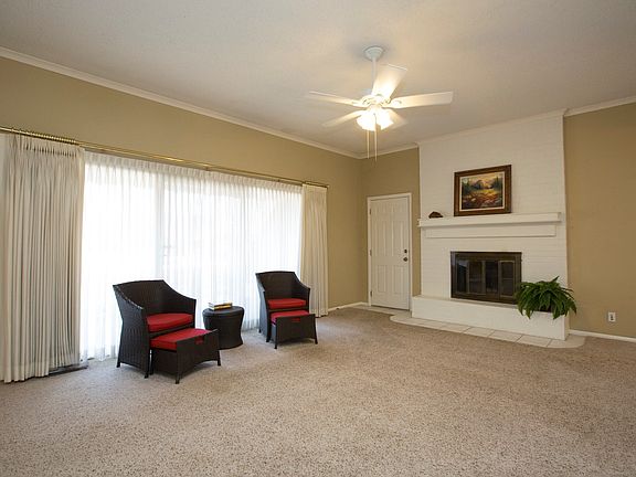 Living Room w/fireplace