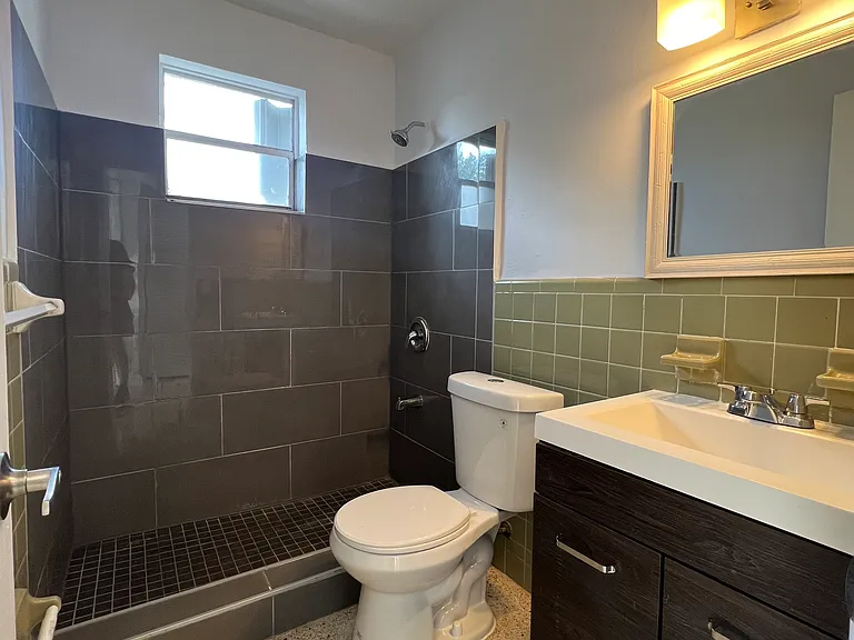 1460 SW 4th St #6 — Photo 7