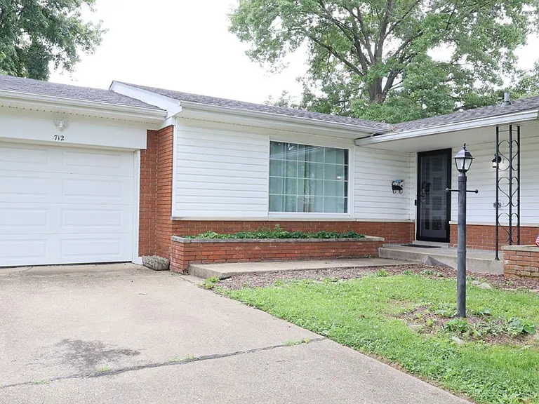 712 Plaza Dr — Photo 2