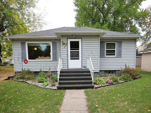 15 2nd St SE, Hillsboro, ND 58045