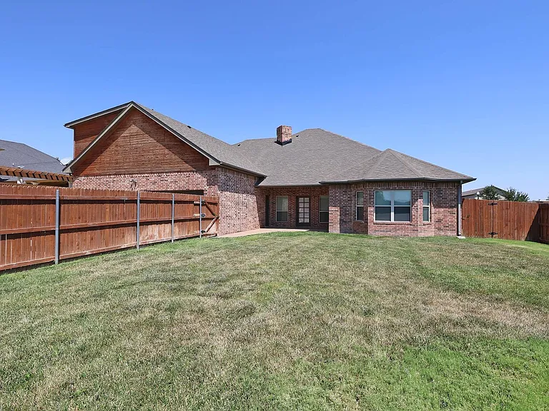 7501 Continental Pkwy — Photo 54