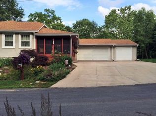 3841 Hobson Ave, Davenport, IA 52802